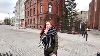 Öffentliche Anmache: schönes Mädchen wird für ein iPhone gefickt und bekommt Sperma in ihre Muschi. CleoModel